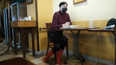 Mature_cunt: Orgasmus se zkříženýma nohama v kavárně