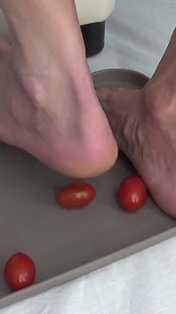 Ich spiele mit Tomaten in muschis und zerquetschen sie mit meinen Füßen