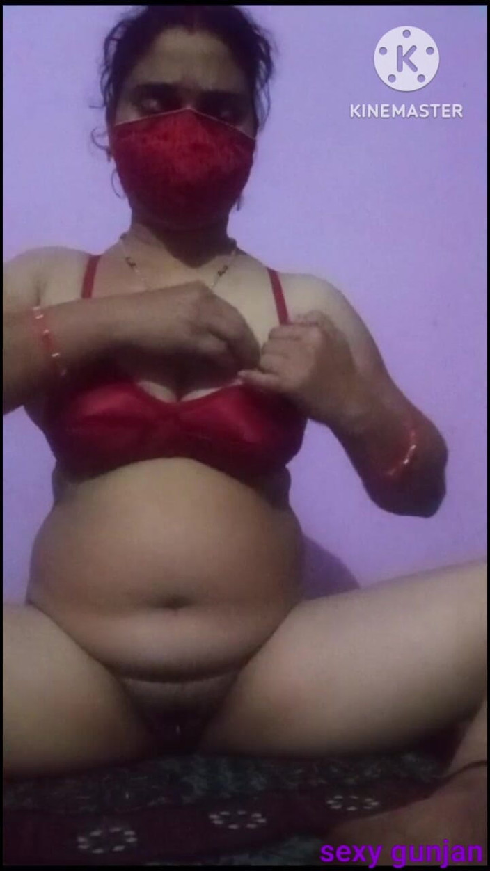 Sexy gunjan: Hintli üvey kız kardeş büyük seksi göğüslerine kırmızı renkli sutyen giyiyor...
