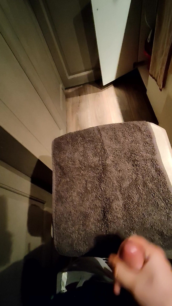 LcDream: Pequeña Polla Se Corre En El Taburete De La Barra...