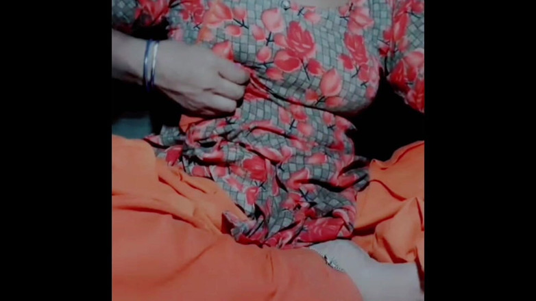 TricolorMusic3: Calda ragazza desi da sola godere al massimo, tette calde,...