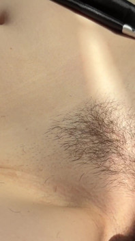 Îmi radeam când a venit soția mea. Am ajutat-o să-și radă pizda. Sunete de ras uscat. Orgasm.