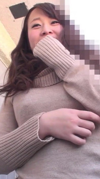 Mulher casada que traz um homem para casa enquanto seu marido está ausente, é fodida por trás por um pau cru
