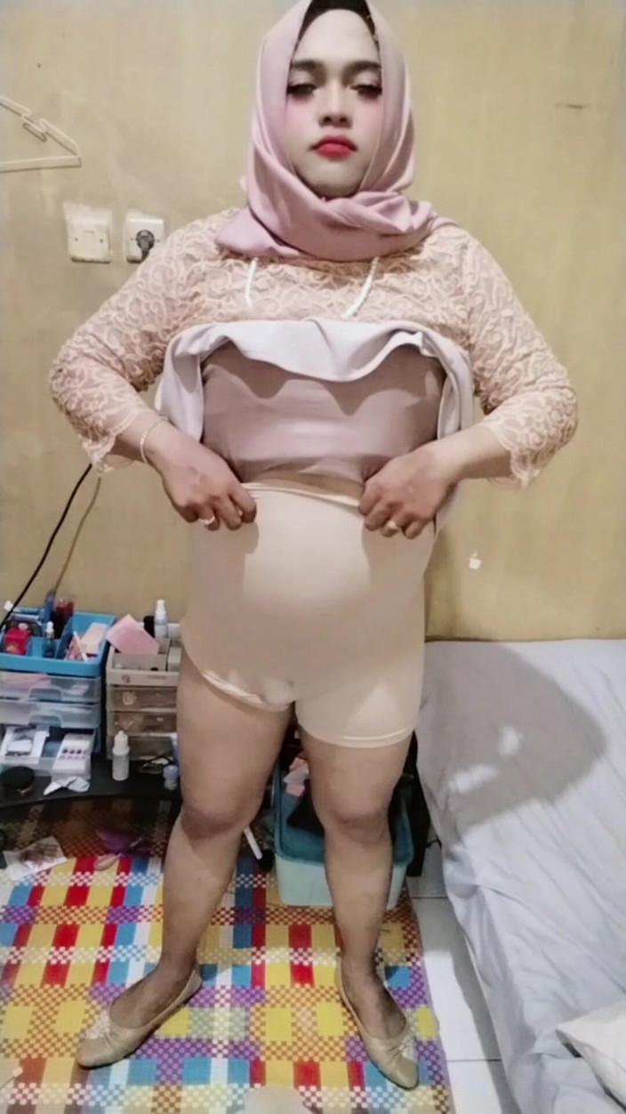 Ivvy Crossdresser: Hidżab Crossdresser Ivvy masturbuje się do cums