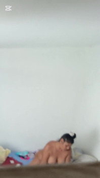 我发现我的继母在视频通话中说话，我最后操了她，让她的阴户充满了精液