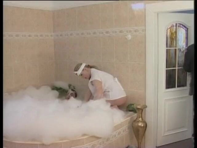 Big Tits World: Büyük memeli orta yaşlı seksi kadın hemşirelik yaparken banyoda sikiliyor