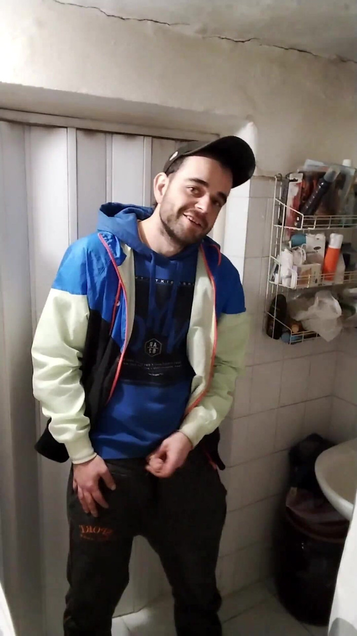 jerkofflover: 我在浴室里给我的前男友，因为他睡着了，没有人给我一个