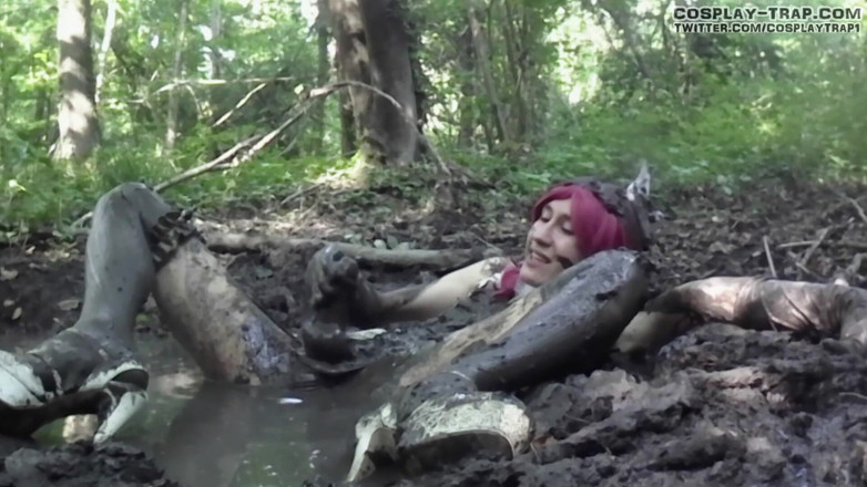 RosalinaxGirl: Trap cosplay Maki bride messy play in the mud
