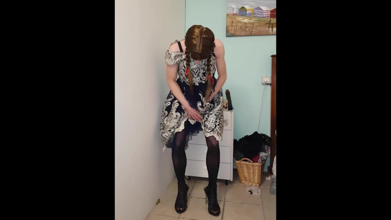 Trans and Cross-Dressers Feet: Транссексуал Хелена Квін грає зі своїм жорстким членом