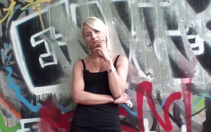 Femdom Austria: Encantadora rubia adolescente fumando un cigarrillo al aire libre