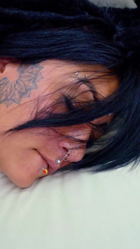 热辣的纹身女人喜欢坐着吮吸大鸡巴的鸡巴，和异国情调的热辣女人做爱