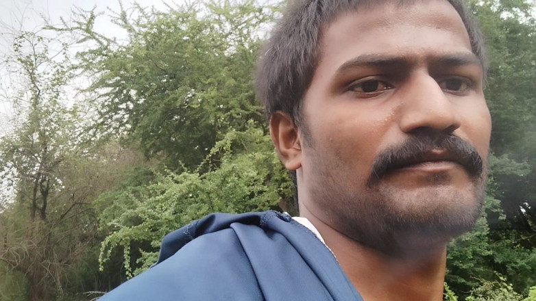 KUMBHA MANOJ KUMAR: Indian Xhard - 独自在森林里做粗暴练习