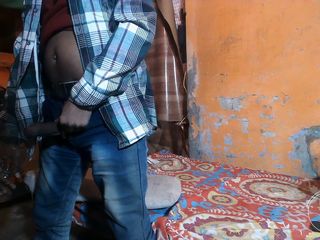 Indian desi boy: Chłopiec smakuje własne siusiu i masturbuje się sam w domu...