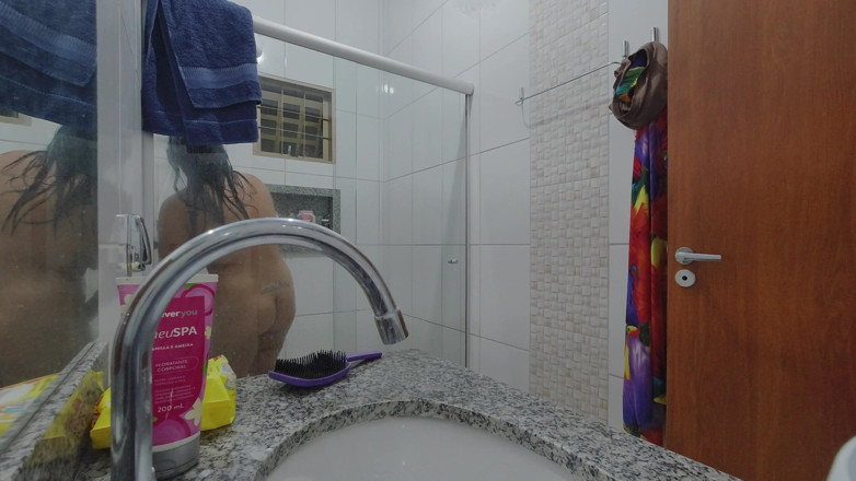 Mattos Movies: Caméra sur ma demi-sœur sexy sous la douche - j’ai hâte...