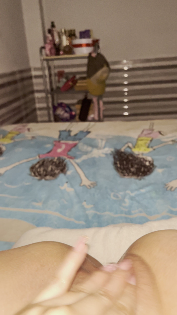 camilita111: Desesperada por um pau, ela precisa se masturbar
