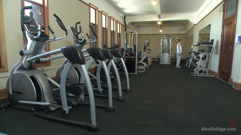 Men on Edge: Il bodybuilder di loudmouth con un cazzo grasso viene rasato...