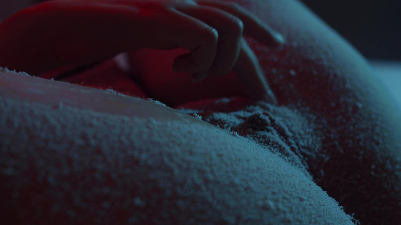 Adalina Smith: Salju turun di toket dan memekku - closeup softcore natal