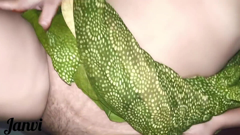 Village studio: 我的继妹邀请我做爱,她独自在她的卧室里,叔叔用印地语语音拍摄印地语性爱视频