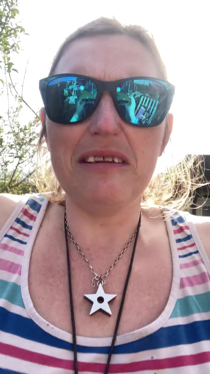 Pissing Paradise: 노출 된 정원에서 내 휴대 전화를 쪼그리고, 보너스 식사와 젖탱이 플레이