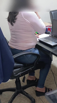 Il mio capo al lavoro mi chiede di scoparla ogni giorno in cambio di un rilancio! Ha detto che voleva essere la mia dolce mamma