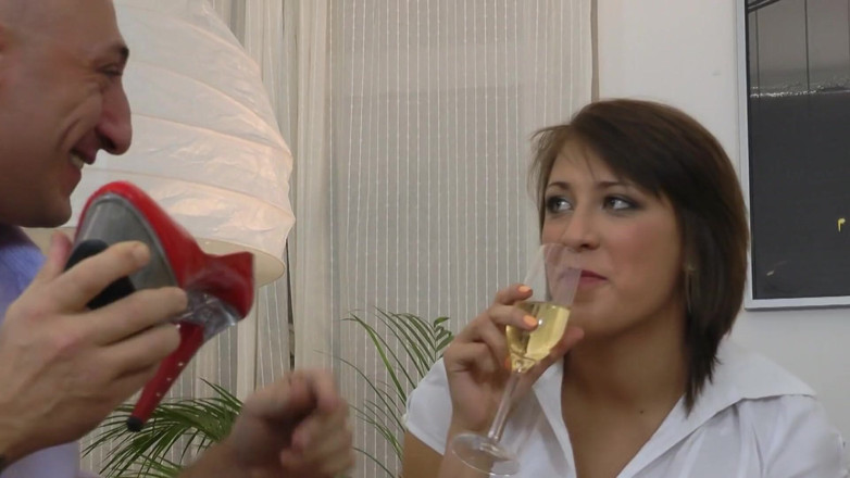Hot Sex Party: Une salope à la peau blanche veut expérimenter avec son ami...