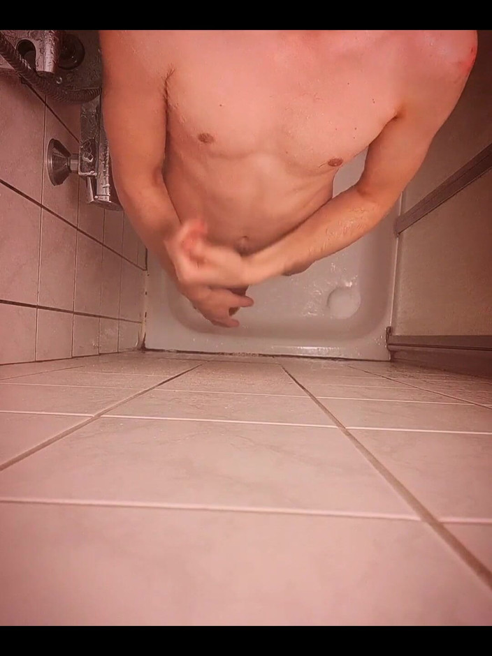 Snauwflake: The Beginning of the Shower Video