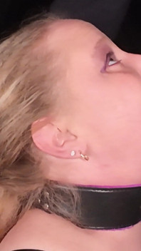 Goth emo-mädchen gesicht gefickt und schluckt glückliches nachbars sperma