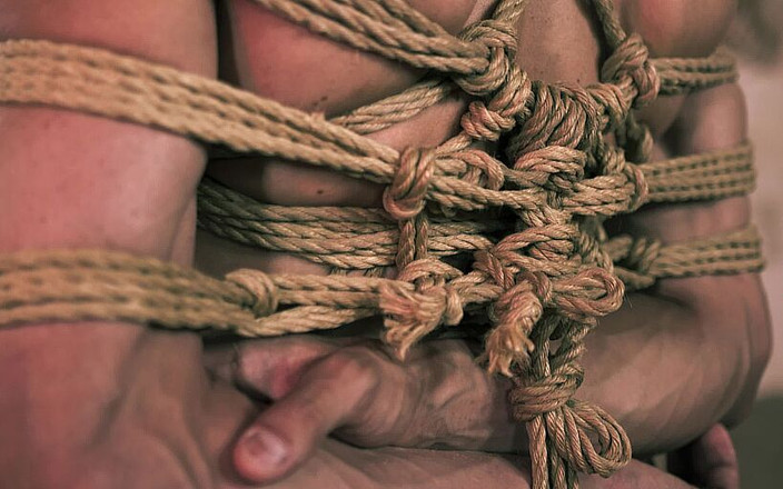 My Dirtiest Fantasy: Kembar atletis diikat dan ditutup matanya oleh tukang ngentot nakal