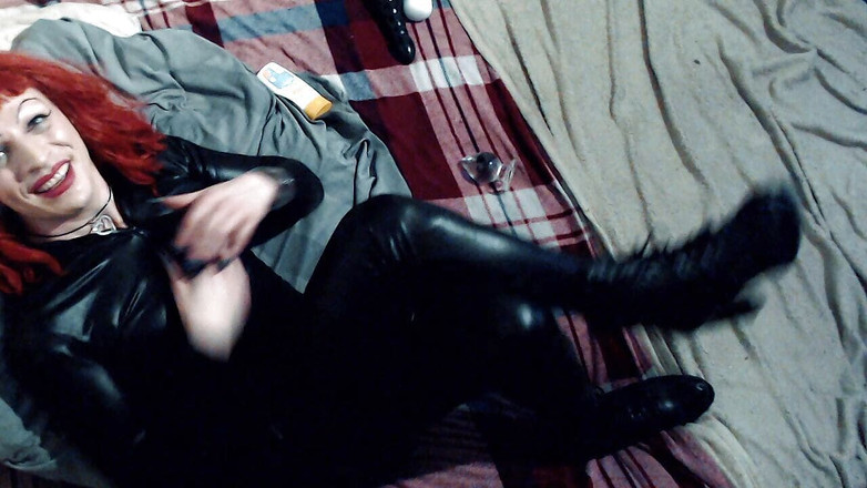 DARIA DEEPES: Shemale berambut merah memakai pakaian kucing fetish berkilat dan memasang...