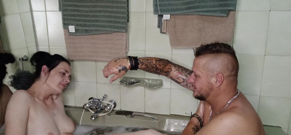 Bigjoefuckalott: Io e la mia sorellastra nel bagno