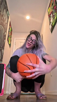 6'7 uzun boylu tanrıça tek elle basketbol meydan okuması bu büyük eller ne kadar domine edebilir?