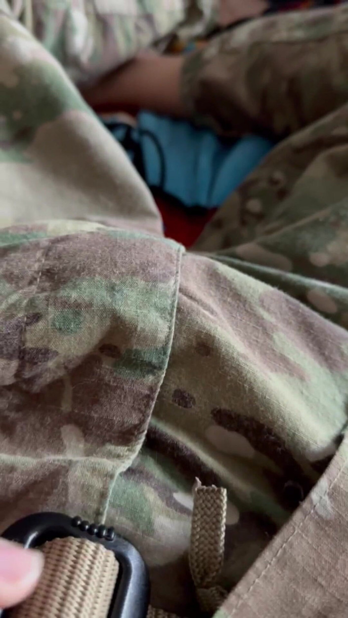 Gay Soldier Stuff: Masturbando e sendo com tesão no meu uniforme do exército -...