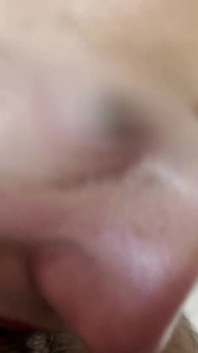 Bule de spermă. Muie foarte slobbery cu spermă caldă în gură
