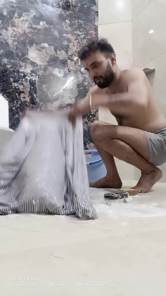 Rajasthani-old-lover: Индийский отчим наслаждается душем