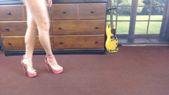 Abby Anna: Dlouhé nohy, růžový kotníkový strapon, vysoké podpatky