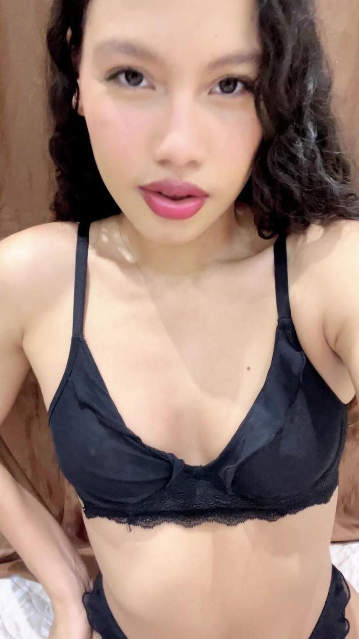 kafesexxx: Teen Da Sola Si Masturba La Figa Stretta Con Il...