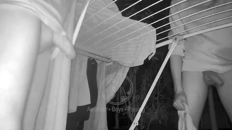 AmateurMates: Dobi bersih, pemikiran kotor - dua rakan sebilik, Jules dan Simon...