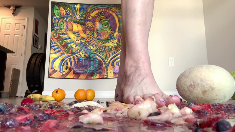 Peppermint Giantess: Tamanho 16, esmagando o pé w fruta por 67 deusa