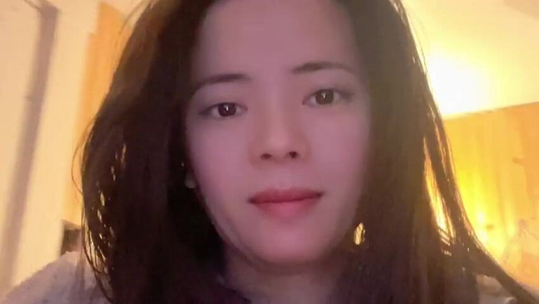 sweethanajapanese: Hana lagi asik duduk di toilet sampai bersihin memeknya yang...