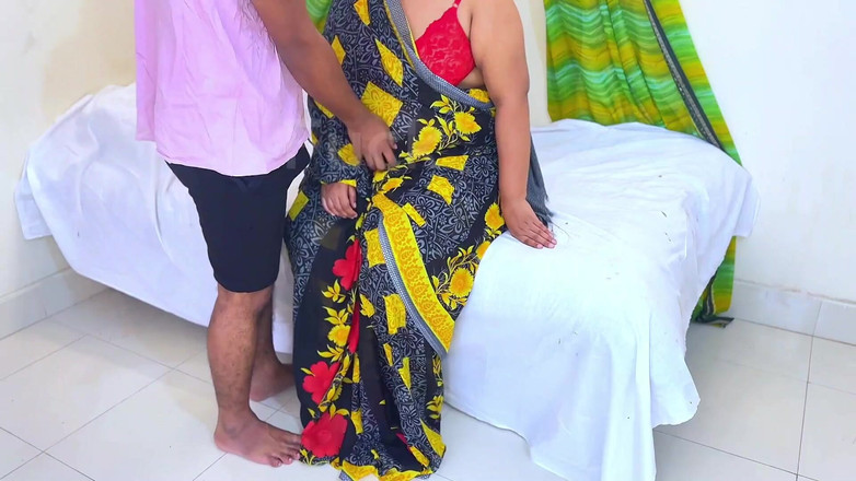 Aria Mia: インドのセクシーな継娘