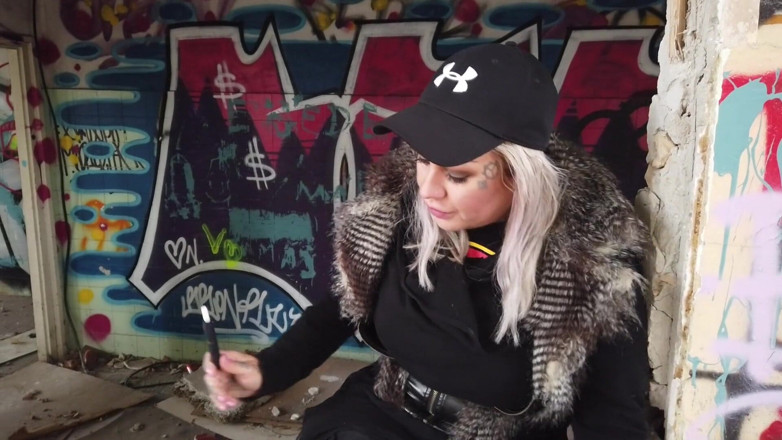 Fetish videos by Alex: Blonde dame rookt een elektronische sigaret
