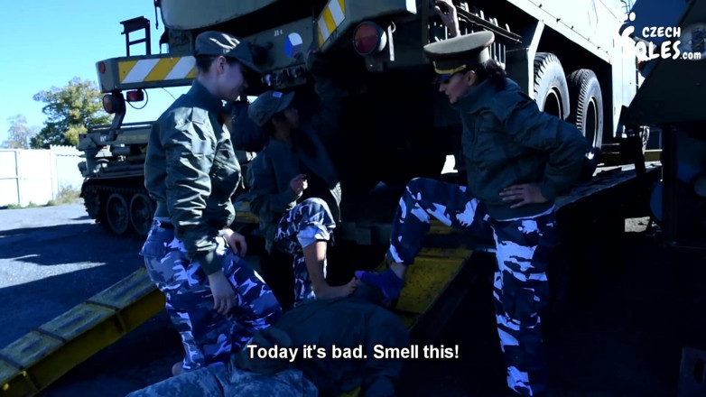Czech Soles - foot fetish content: Intimidation dans l'armée - 3 filles vs un mec