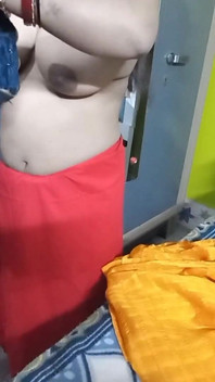 Bhabhi rất xinh đẹp trong saree màu vàng