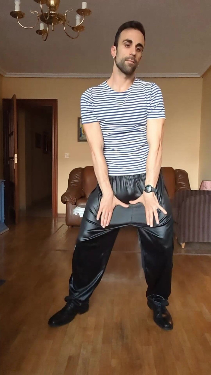 Zeus Ray: Dělám streeptease oblečená ve vojenských šatech