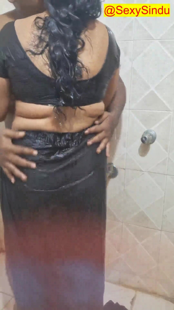 Sexy sindu: Indická manželka MILF se koupe v Sárí