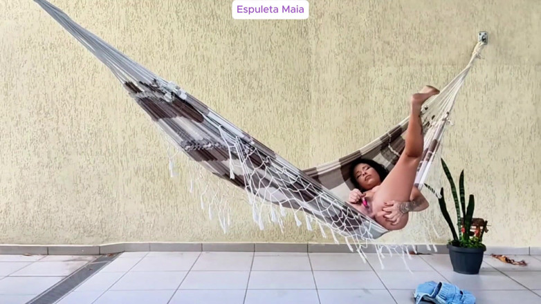 Espuleta: Sexy brunetka se předvádí na dvorku a masturbuje v houpací...