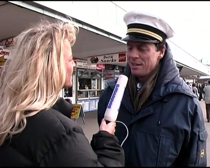 Deutsche Camgirls: Gagica blondă elegantă trebuie să se joace cu un tip...