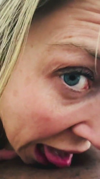 Coach Sinthia Bee geeft haar klant harde buikstoten