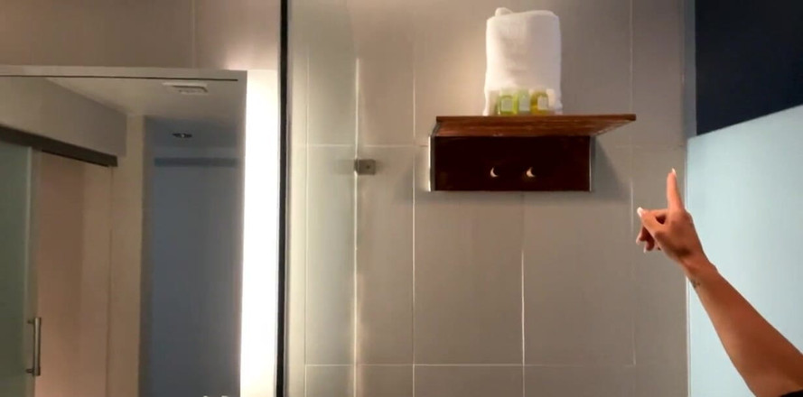 Miss Lexa: मेरे होटल में शॉवर के बारे में। क्या तुम मेरी मदद करेंगे?