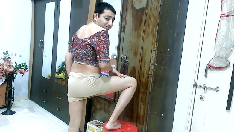 Cute & Nude Crossdresser: Sexy sissy travestito femboy Sweet Lecca-lecca in un top di...